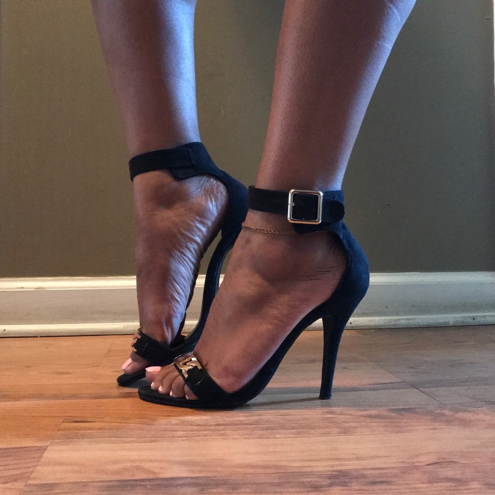 Black heels with chain link detail